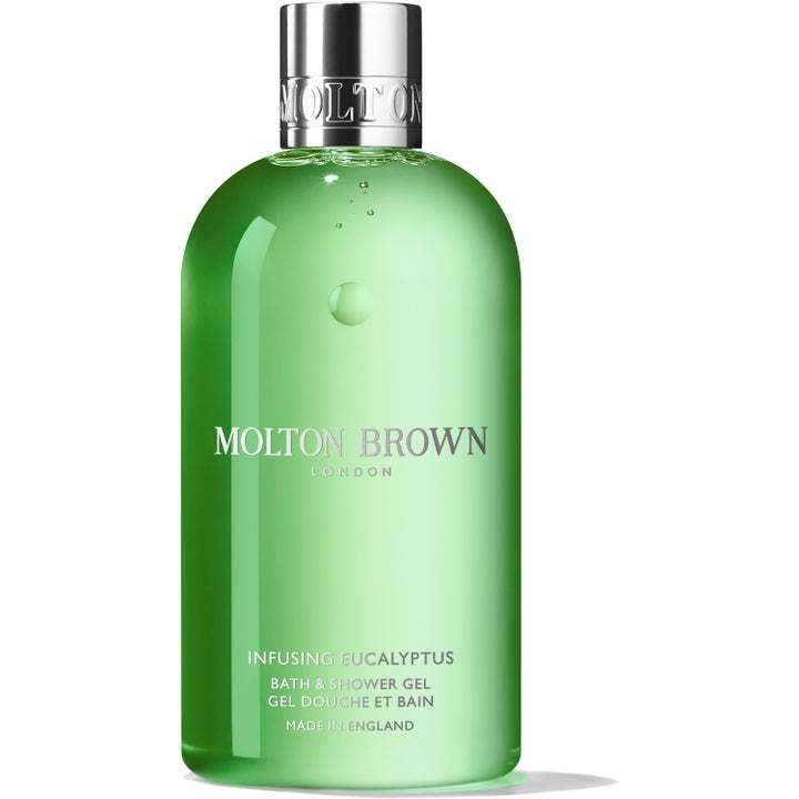 Molton Brown Infusing Eucalyptus 300 ml oppfriskende dusjgelé i en gjennomsiktig grønn flaske med sølvfarget kork