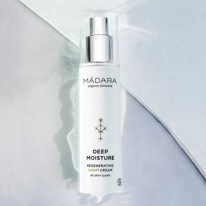 MÁDARA Deep Moisture Night Cream 50 ml regenererende nattkrem i hvit pumpeflaske med sølvdetaljer