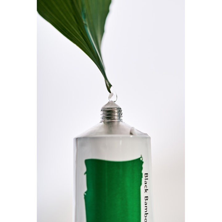 haruharu wonder Black Bamboo Hand & Nail Cream 50 ml beroligende håndkrem i sølvtube med en dråpe fra et grønt blad