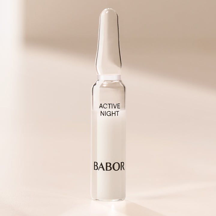 Babor Active Night Ampoule Serum 14 ml nattserum i en klar glassampulle med hvit væske