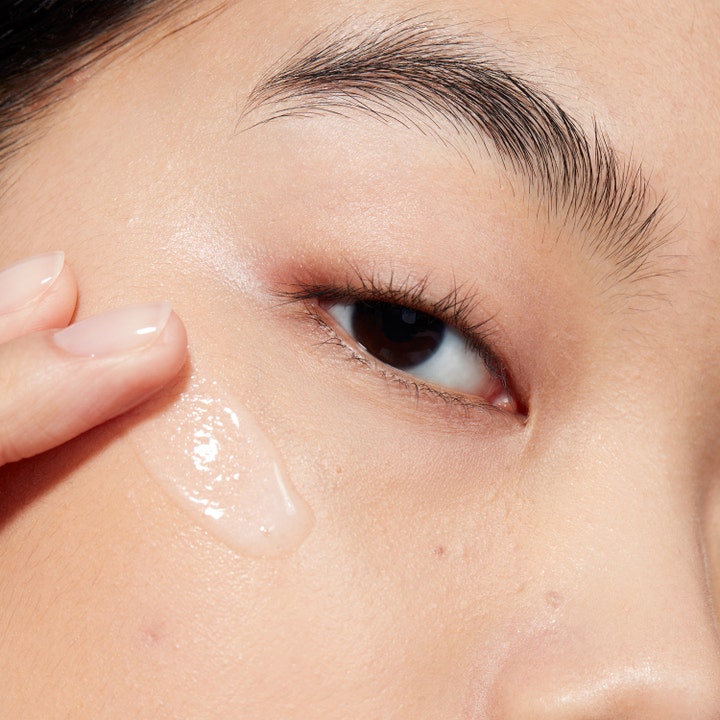 MAC Cosmetics Hyper Real Serumizer 50 ml fuktserum påføres huden og gir en strålende glød.