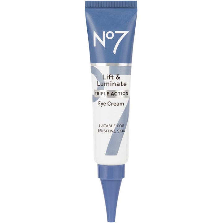 No7 Lift & Luminate Triple Action Eye Cream oppstrammende øyekrem i en blå og hvit tube med tynn applikatorspiss