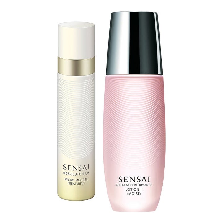 Sensai Absolute Silk Micro Mousse og Lotion II Moist fuktighetsgivende ansiktspleie i hvit og rosa teksturert flaske.