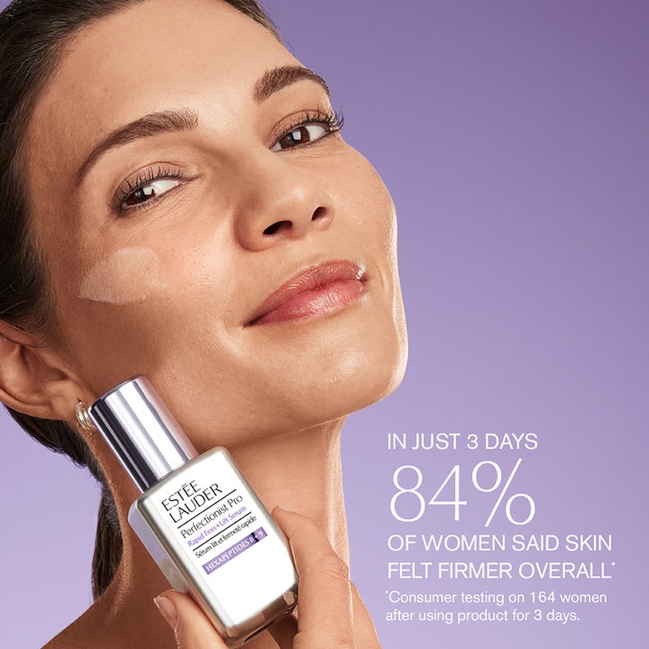 Estée Lauder Perfectionist Pro Serum 30 ml med Hexapeptides 8 + 9 gir fastere hud vist på kvinne med sølvflaske.