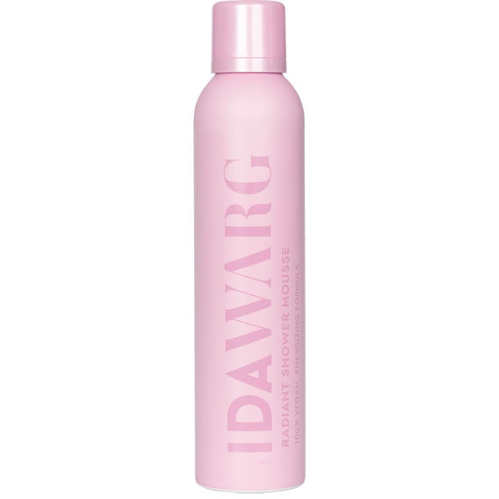 Ida Warg Radiant Shower Mousse 200 ml energigivende dusjmousse i en lyserosa beholder med stor vertikal logo