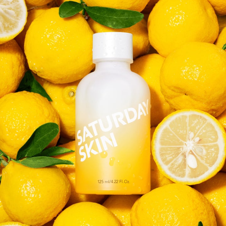 Saturday Skin Yuzu Vitamin C Brightening Toner 125 ml toner som gir glød i frostet flaske omgitt av friske yuzufrukter