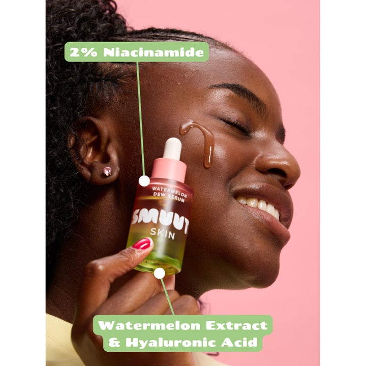 Smuuti Skin Watermelon Dew Serum 30 ml fuktighetsgivende serum med 2% niacinamid og hyaluronsyre påføres kinnet