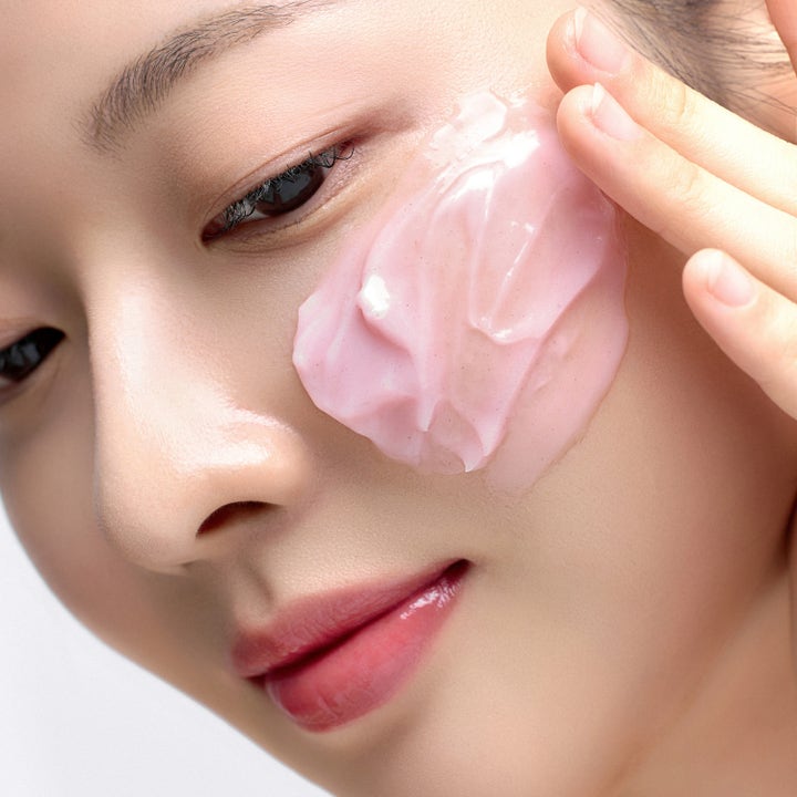 House of Hur Purifying Cleansing Balm 50 ml ansiktsrens fjerner urenheter med rosa tekstur som smøres på huden
