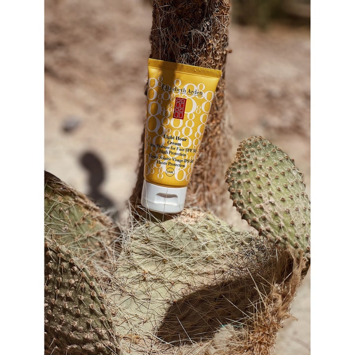Elizabeth Arden Eight Hour Sun Defense SPF50 50 ml solkrem i gul tube plassert på en kaktus