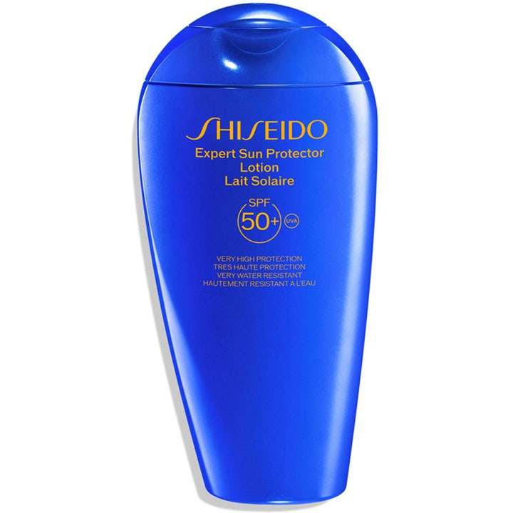 Shiseido Expert Sun Protector Lotion SPF 50+ solkrem gir høy beskyttelse i blå plastflaske med gul tekst.