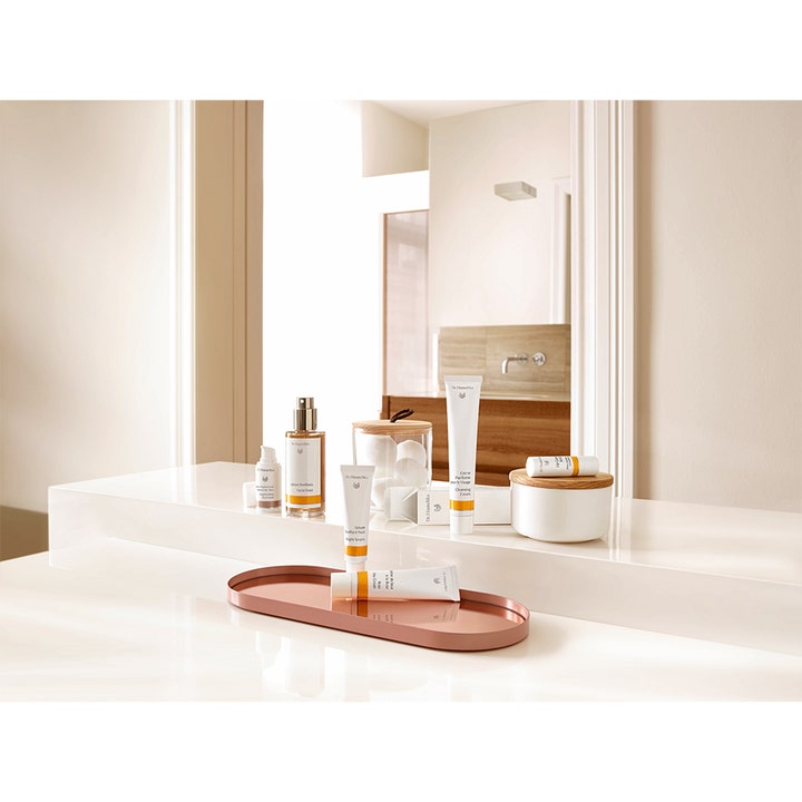 Dr. Hauschka Night Serum 20 ml ansiktsserum i hvit tube på et baderom sammen med andre hudpleieprodukter
