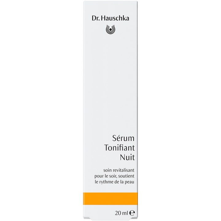 Dr. Hauschka Night Serum 20 ml fornyende nattserum i hvit ytteremballasje med en gul stripe nederst.