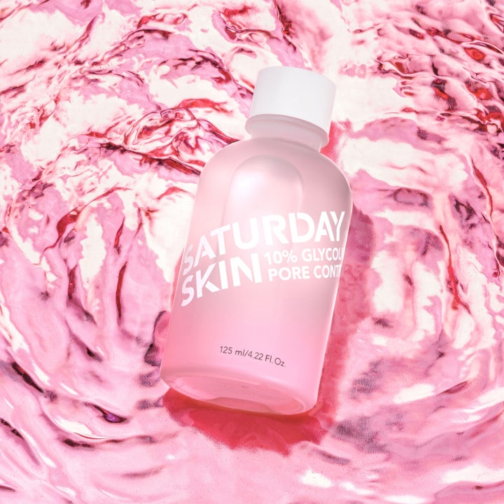 Saturday Skin Pore Clarifying Toner 125 ml eksfolierende ansiktsvann i frostet rosa flaske på rosa vann