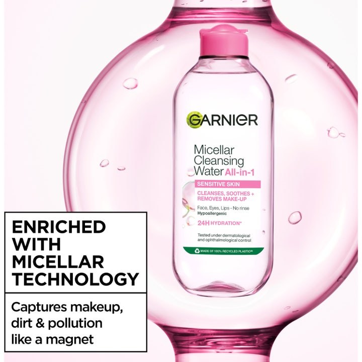 Garnier Micellar Cleansing Water 400 ml sminkefjerner i plastflaske omgitt av en stor rosa vannboble