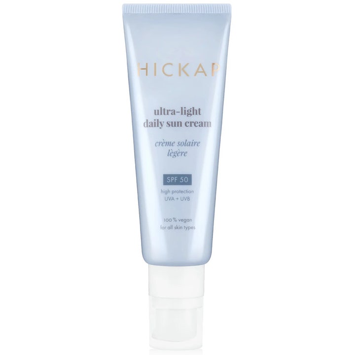 Hickap Ultra-light daily sun cream SPF 50 vegansk solkrem i lyseblå tube med hvit pumpe som gir høy UV-beskyttelse.