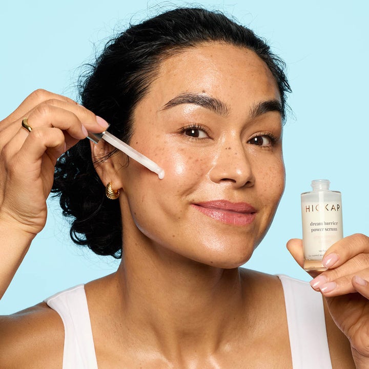 Hickap Dream Barrier Power Serum 30 ml styrkende ansiktsserum påføres med pipette for en fuktet og glødende hud