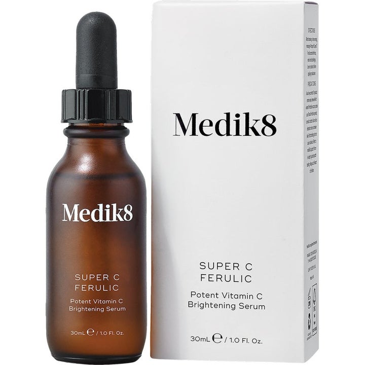 Medik8 Super C Ferulic 30 ml vitamin C serum som gir glød i brun glassflaske med pipette og hvit eske.