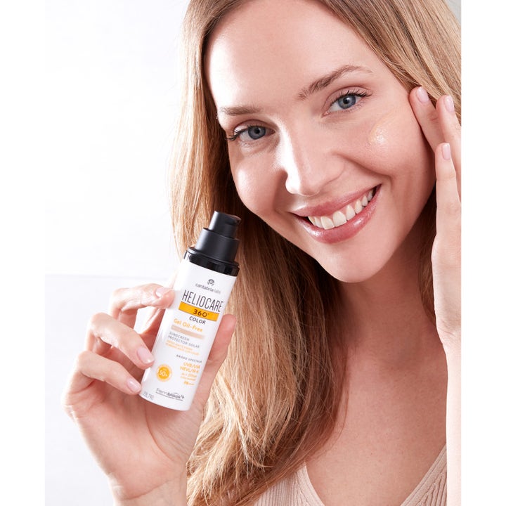 Heliocare 360 Color Gel Oil-Free Beige 50 ml solkrem påføres på kinnet av en smilende kvinne