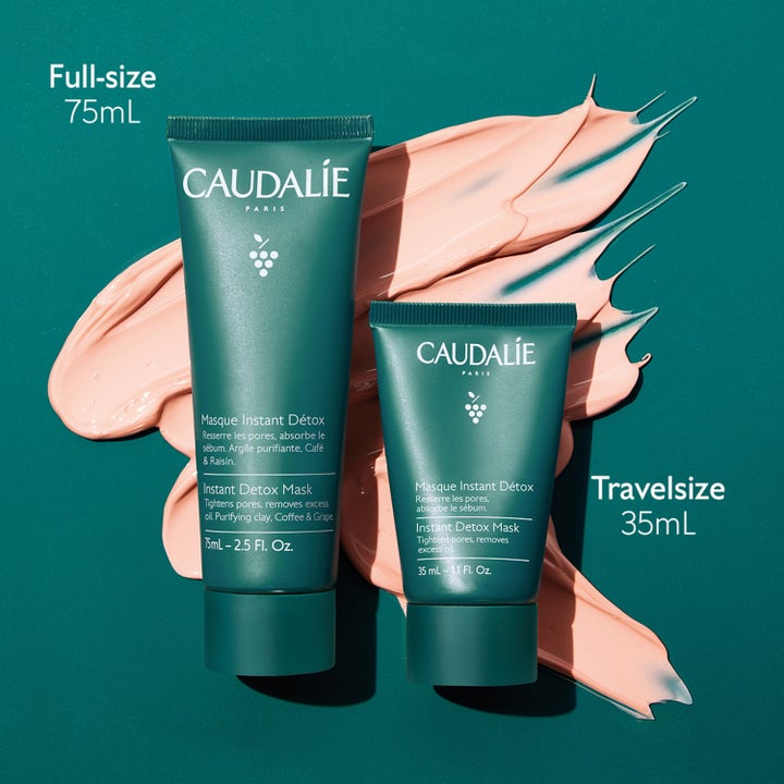 Caudalie Instant Detox Mask 75 ml og 35 ml rensende ansiktsmaske i grønne tuber over rosa leiretekstur