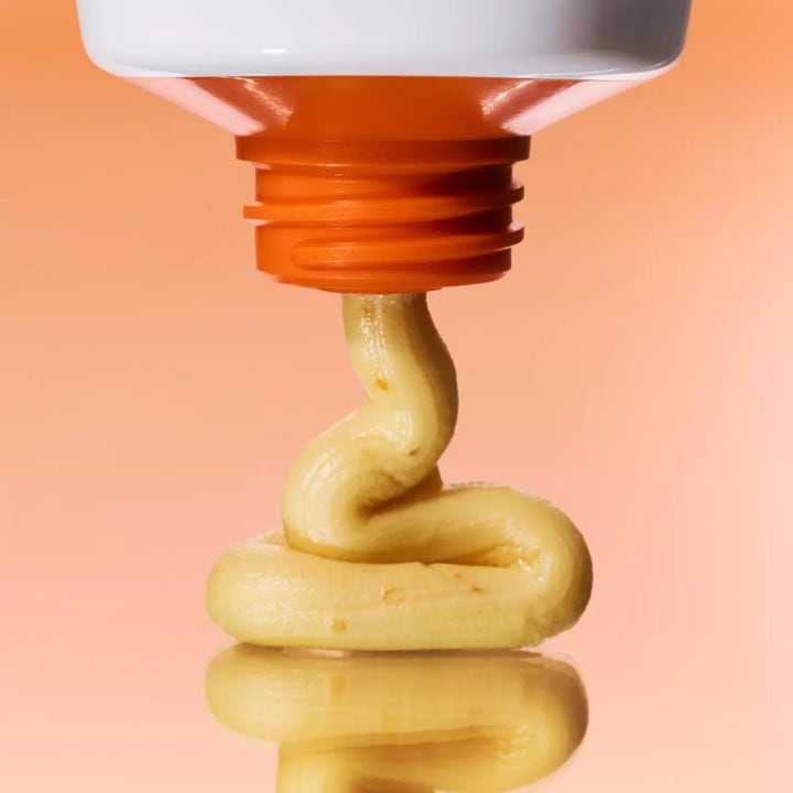 Klairs Freshly Juiced Vitamin Mask Cleanser 150 ml ansiktsrens viser en tykk gulaktig tekstur fra en oransje tube.