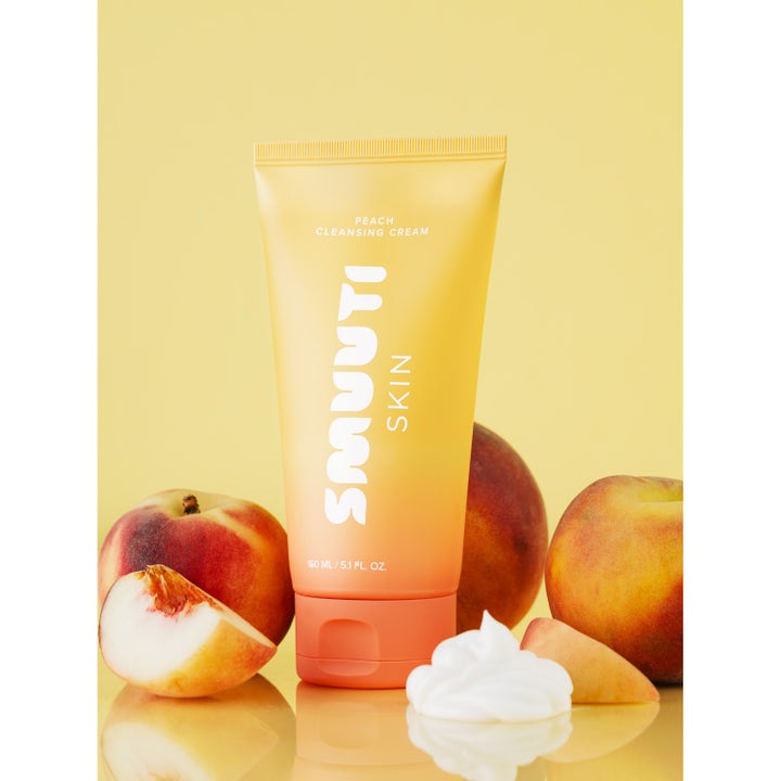 Smuuti Skin Peach Cleansing Cream 150 ml ansiktsrens i gul og oransje tube med fersken og hvit kremtekstur