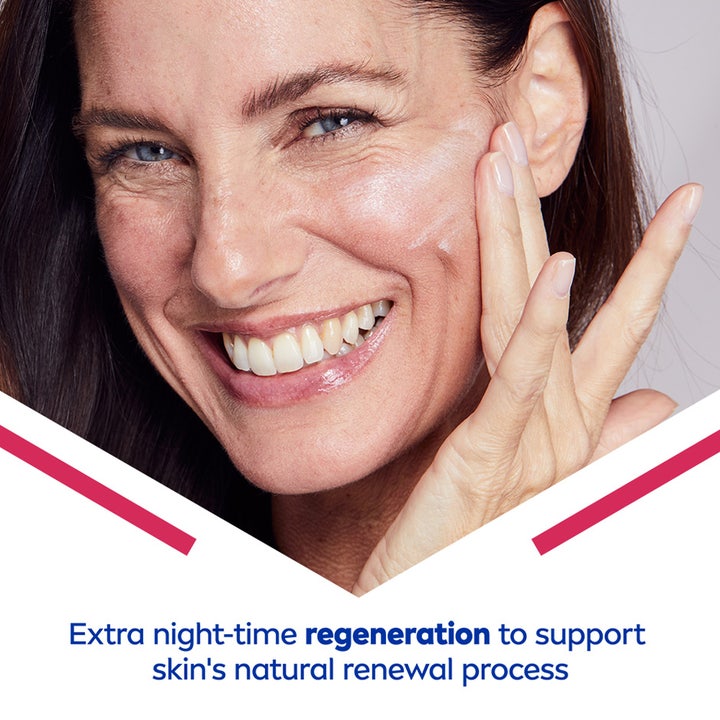 NIVEA Cellular Filler Elasticity Reshape Night Cream 50 ml nattkrem som regenererer mens en kvinne påfører den
