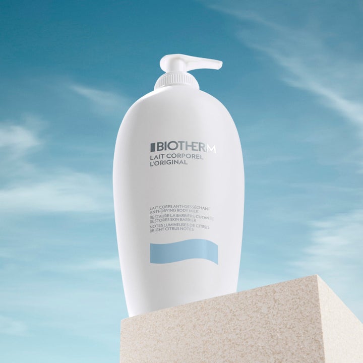 Biotherm Lait Corporel 400 ml fuktighetsgivende bodylotion på hvit pumpeflaske mot en blå himmelbakgrunn