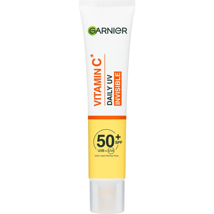 Garnier Vitamin C Daily UV Invisible 40ml solkrem gir glød og høy beskyttelse i en hvit og gul tube med gjennomsiktig kork