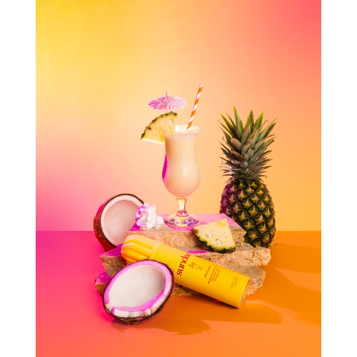 Sundae Whipped Shower Foam Piña Colada 265 ml fuktighetsgivende dusjsåpe i gul boks med ananas og kokos