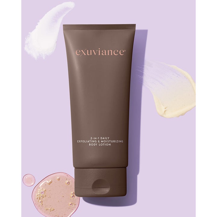 Exuviance 2 in 1 Daily Exfoliating & Moisturizing Body Lotion 177 ml eksfolierende krem i brun tube med lyse teksturer