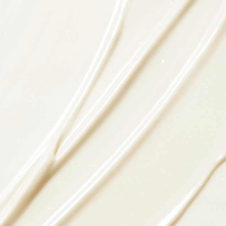 Nuxe Sun Fluid 50 ml solkrem i oransje eske gir SPF 50 og anti-aging beskyttelse som motvirker mørke flekker.