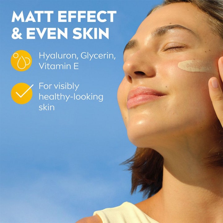 NIVEA UV Face Ultra Fluid Light Tinted SPF50+ 40 ml solkrem til ansikt gir matt effekt vist på kvinne i sollys.