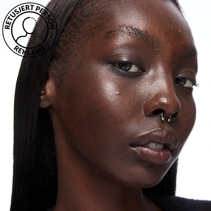 MAC Cosmetics Get Unready Micellar Water Wipes ansiktsservietter på modell som fjerner sminke effektivt