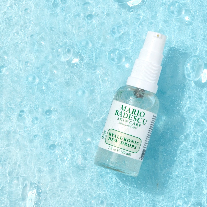 Mario Badescu Hyaluronic Dew Drops 29 ml fuktighetsgivende serum i glassflaske på vannoverflate