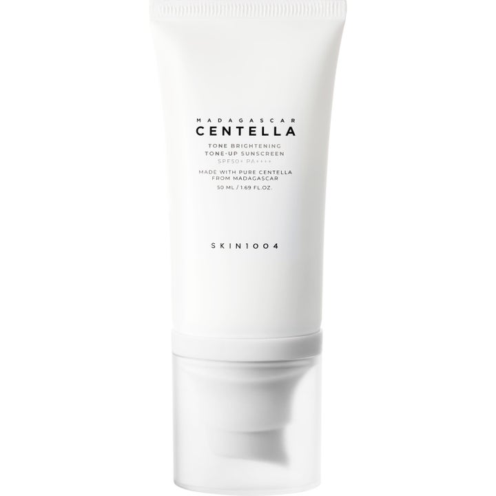 SKIN1004 Madagascar Centella Tone Brightening Tone-Up Sunscreen 50 ml i hvit tube med pumpe som gir glød