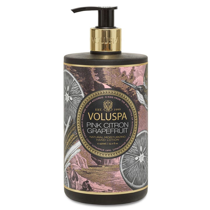 Voluspa Pink Citron Grapefruit 450 ml fuktighetsgivende håndkrem i svart pumpeflaske med gulldetaljer og rosa mønster