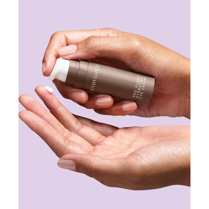 Exuviance Pro-Plump Hydrating Eye Cream 15 g øyekrem som påføres fra en brun pumpeflaske.