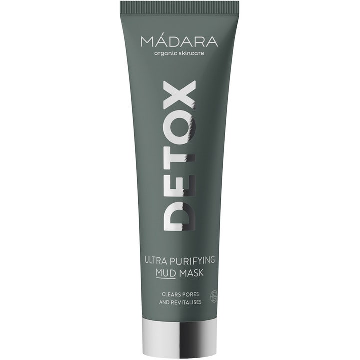 Mádara Detox Ultra Purifying Mud Mask ansiktsmaske som renser porer i en mørkegrå tube med store sølvbokstaver.