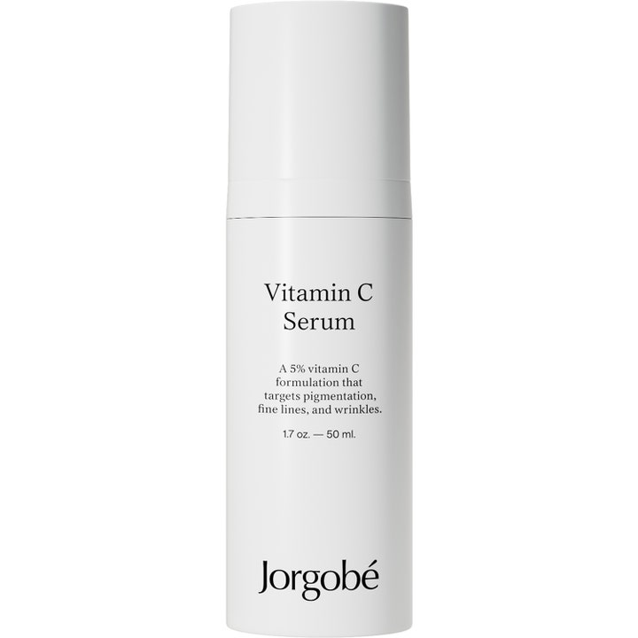 Jorgobé Vitamin C Serum 50 ml mot pigmentering er et glødende ansiktsserum i hvit pumpeflaske.