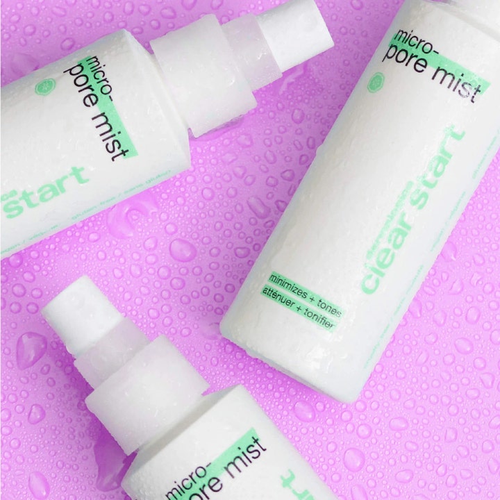 Dermalogica Clear Start Micro-Pore Mist 118 ml poreforminskende ansiktsspray på lilla bakgrunn med vanndråper