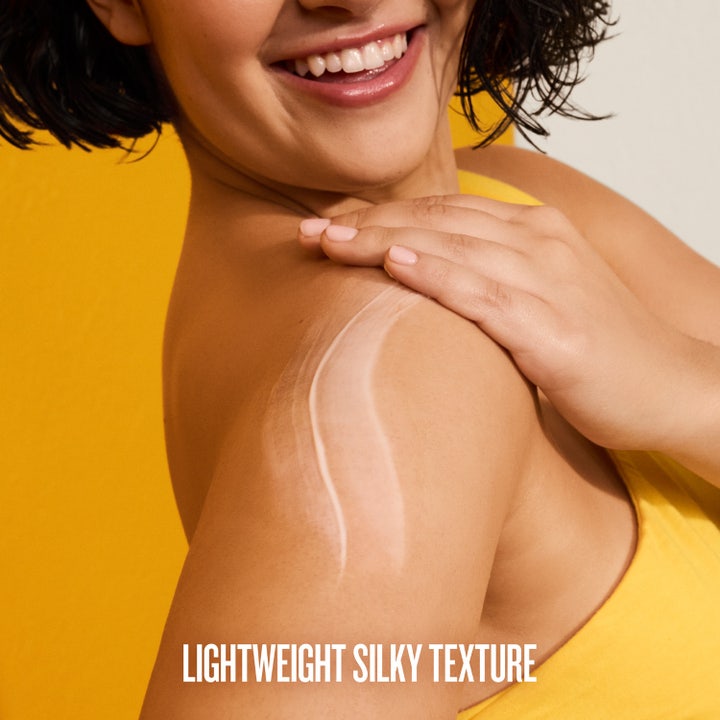 Sol de Janeiro Body Badalada Bodylotion 400 ml fuktighetsgivende krem påføres på huden for en strålende glød.