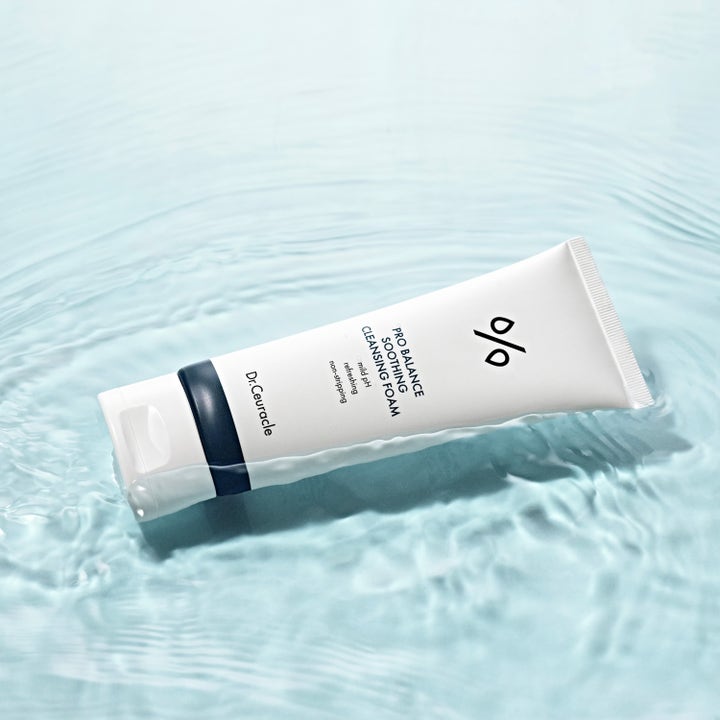 Dr. Ceuracle Pro Balance Soothing Cleansing Foam 150 ml beroligende ansiktsrens i hvit tube som flyter i krusete blått vann