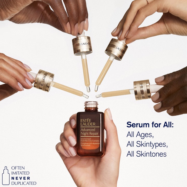 Estée Lauder Advanced Night Repair 75 ml ansiktsserum for alle hudtoner med gylne pipetter over brun glassflaske