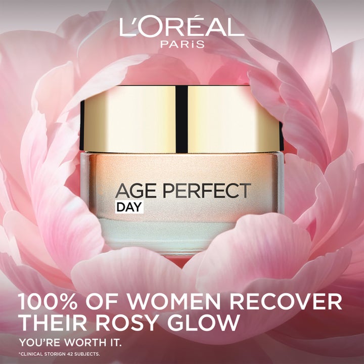 L'Oréal Paris Golden Age 50 ml styrkende dagkrem i glasskrukke med gulllokk plassert i en rosa blomst