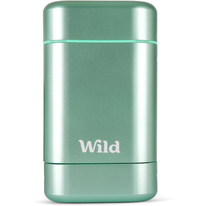 Wild Deo Fresh Cotton & Sea Salt 40 g deodorant i en glinsende aqua-farget metallbeholder.