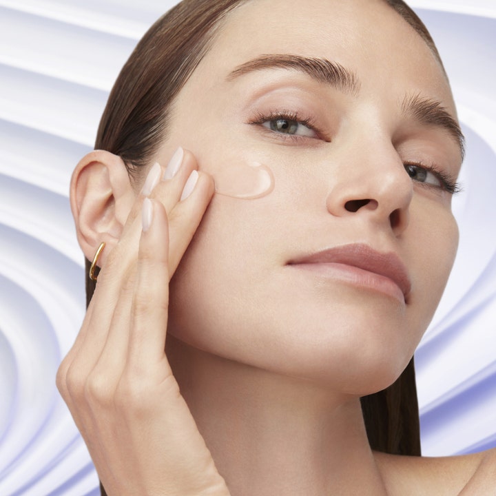 Lancôme Rénergie HCF Triple Serum 20 ml hudpleie påføres på kinnet for en glattende og oppstrammende effekt