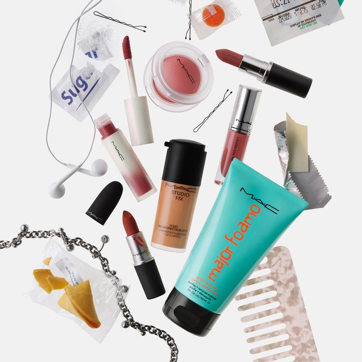 MAC Cosmetics Major Foamo Jelly Cleanser 150 ml rengjøringsgel i turkis tube i en kreativ flatlay med sminke