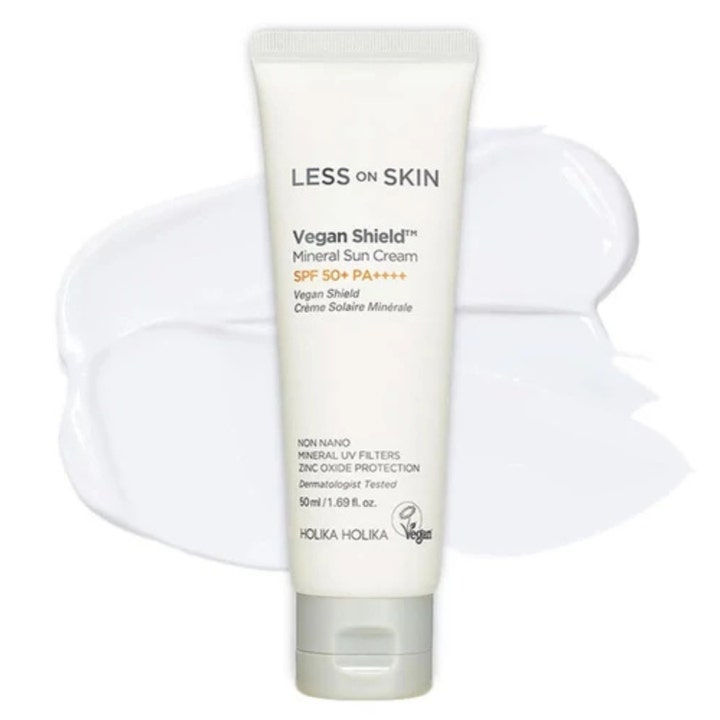 Holika Holika Less On Skin Vegan Shield 50 ml mineral solkrem på tube med hvit kremete tekstur i bakgrunnen.
