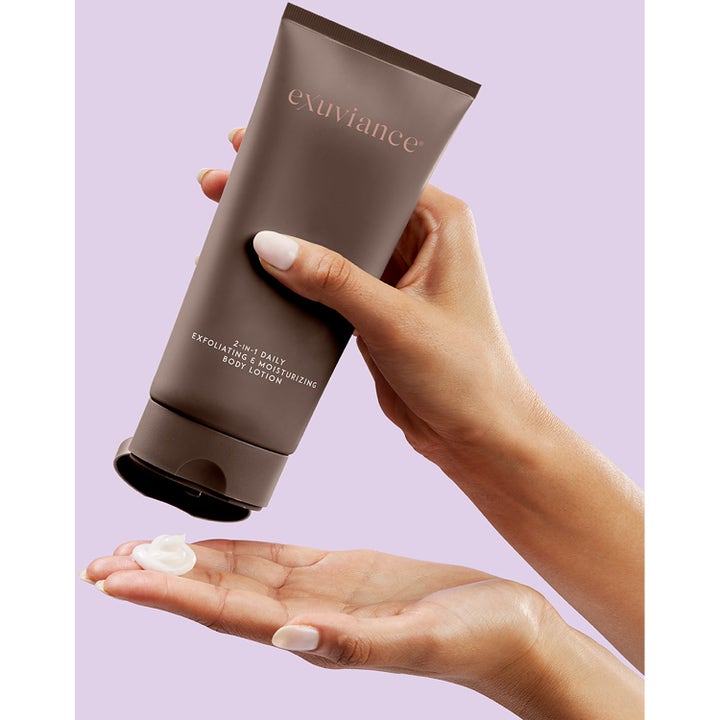 Exuviance 2 in 1 Daily Exfoliating & Moisturizing Body Lotion 177 ml kroppskrem i brun tube gir fuktighet med hvit tekstur.