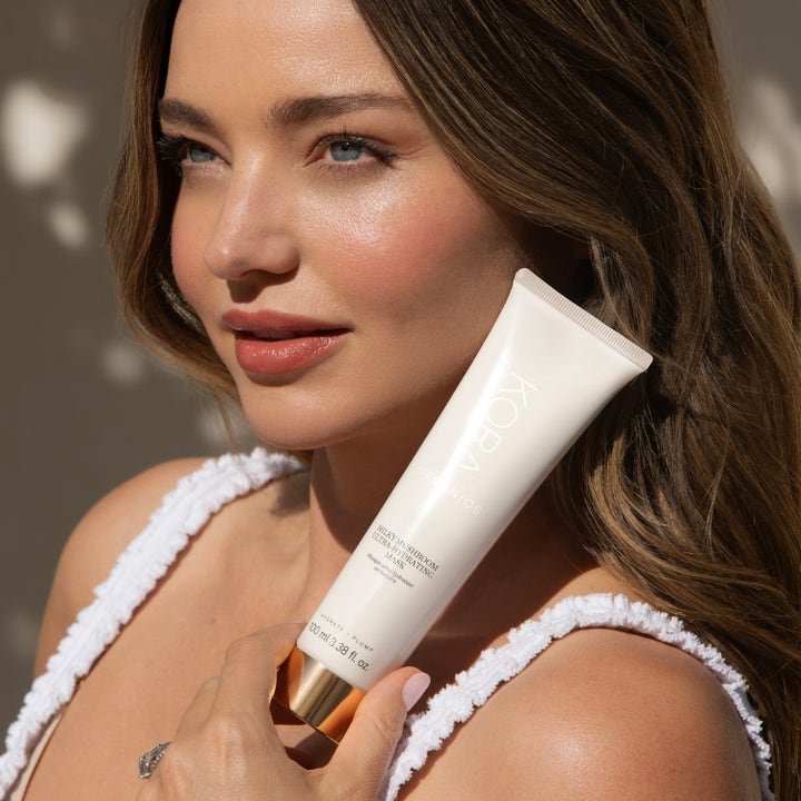 KORA Organics Milky Mushroom Ultra Hydrating Mask 100 ml fuktighetsgivende maske i hvit tube med gullkork.